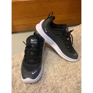 Nike Air Max Axis GS black and white